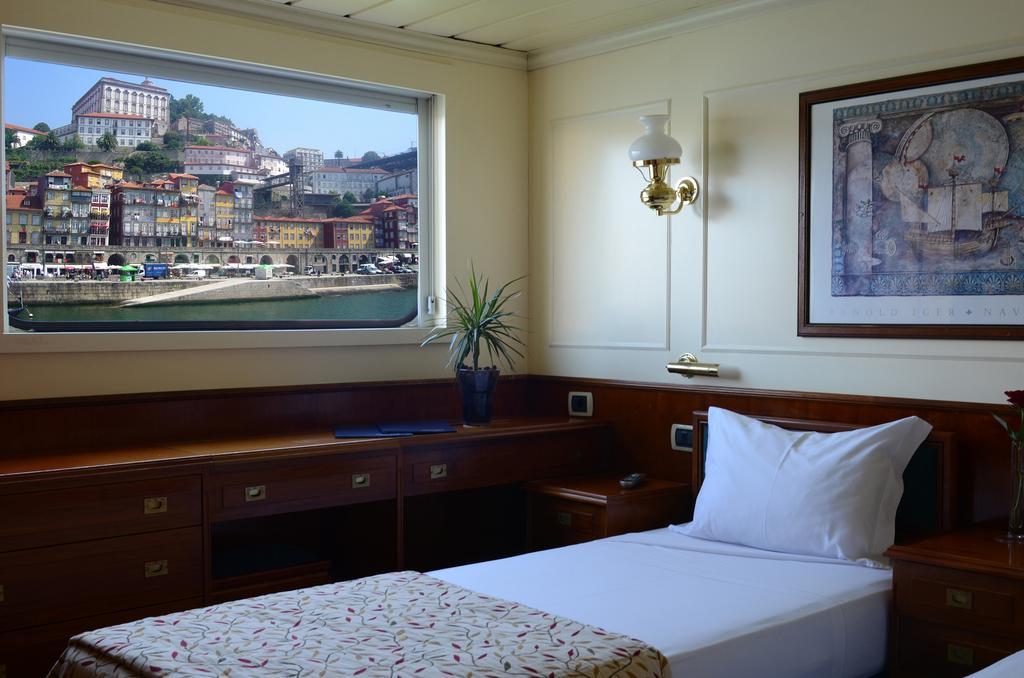 Invicta Ribeira Boat Hotel Порту Екстер'єр фото