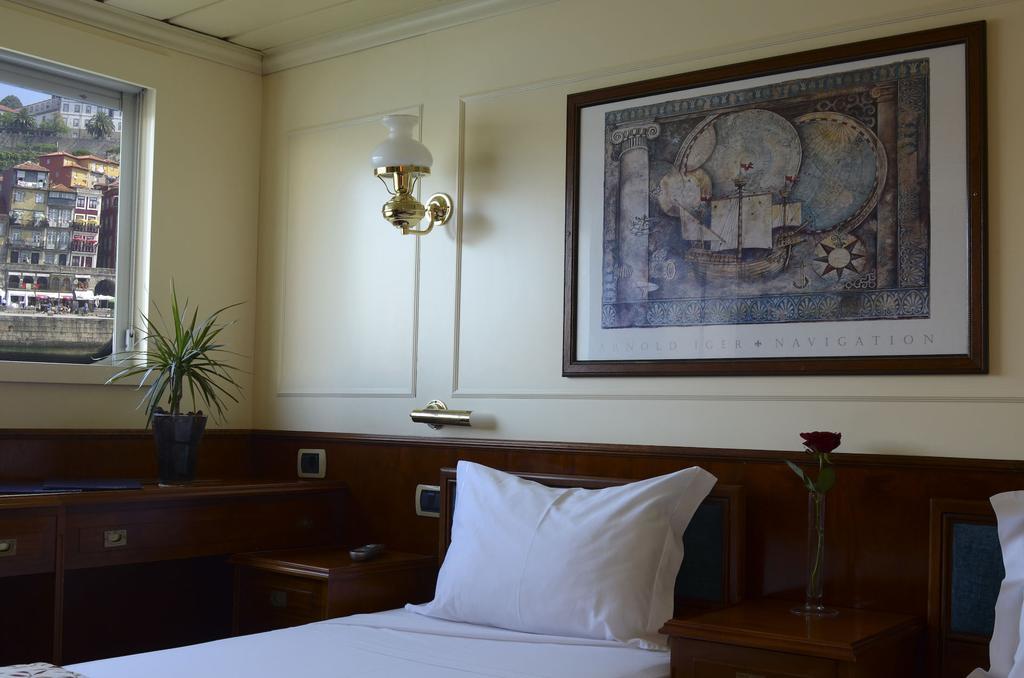 Invicta Ribeira Boat Hotel Порту Екстер'єр фото