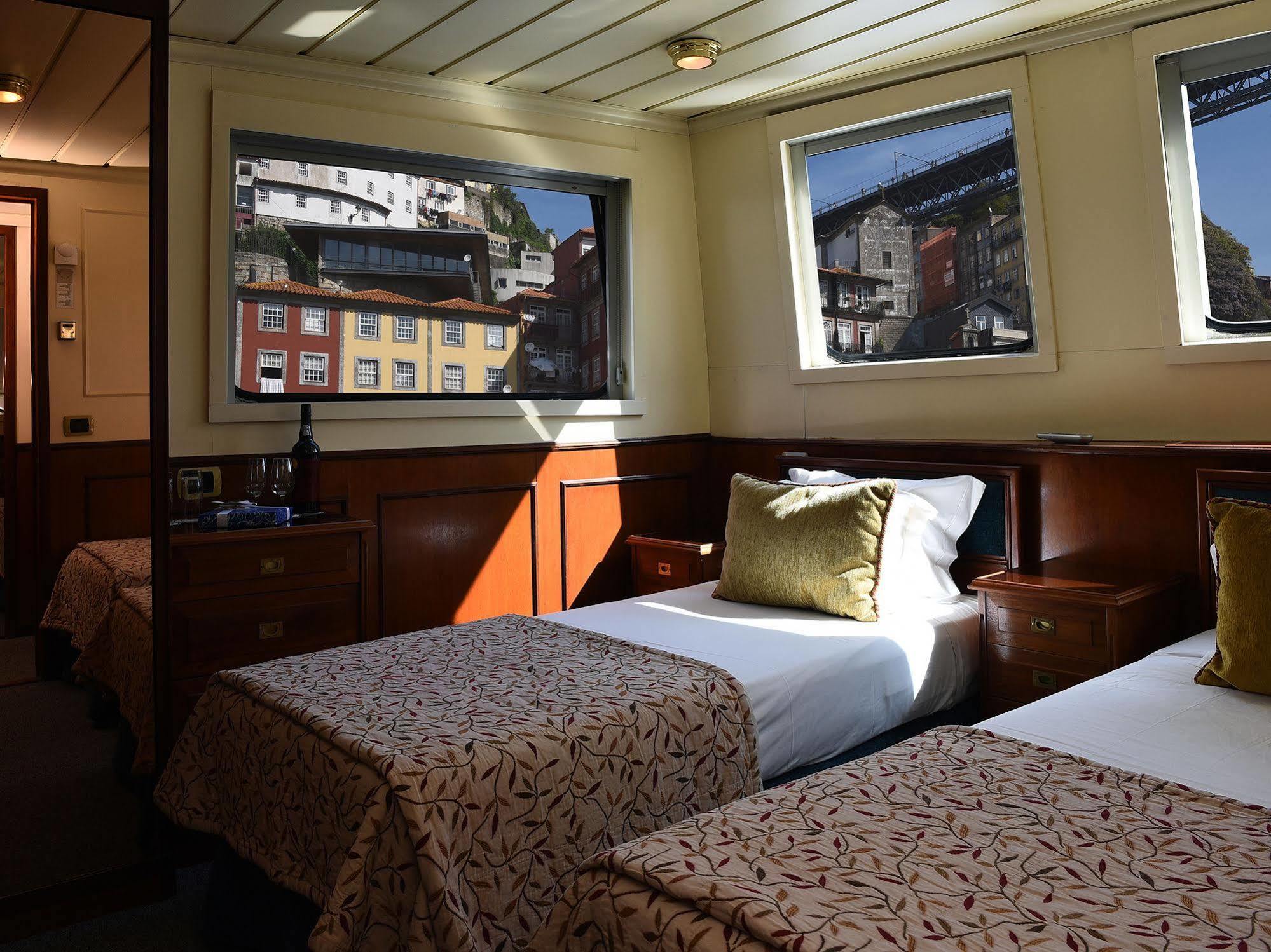 Invicta Ribeira Boat Hotel Порту Екстер'єр фото